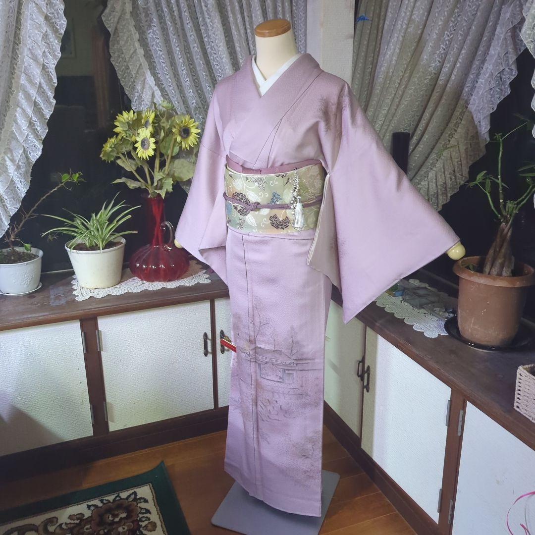 青みピンクの地に薄墨の里山風景模様が神秘的な正絹訪問着です