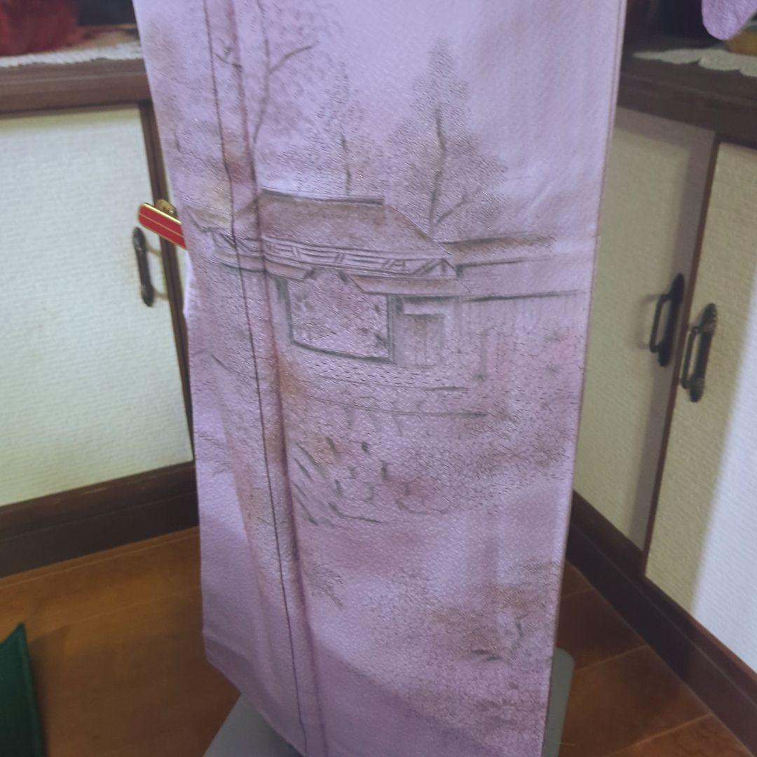 青みピンクの地に薄墨の里山風景模様が神秘的な正絹訪問着です