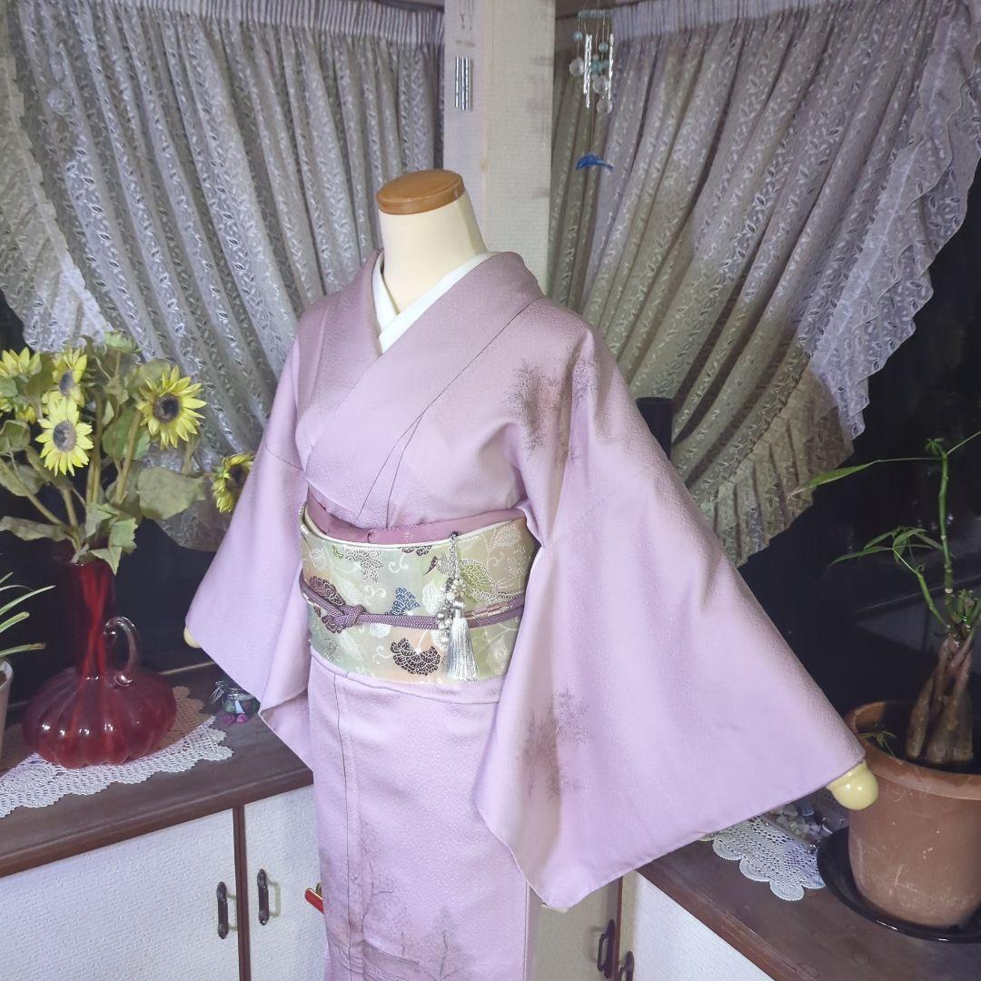 青みピンクの地に薄墨の里山風景模様が神秘的な正絹訪問着です