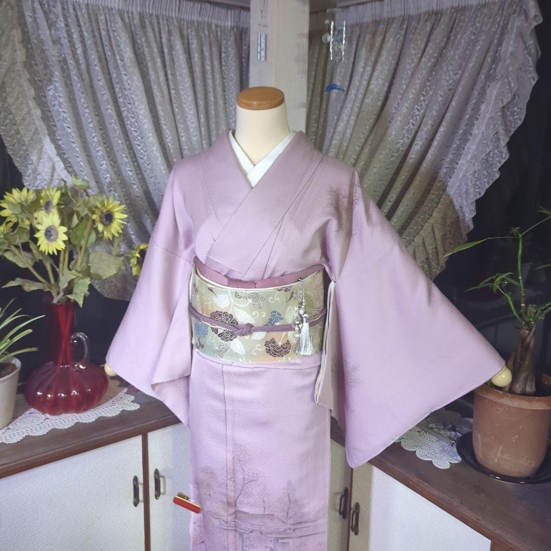 青みピンクの地に薄墨の里山風景模様が神秘的な正絹訪問着です