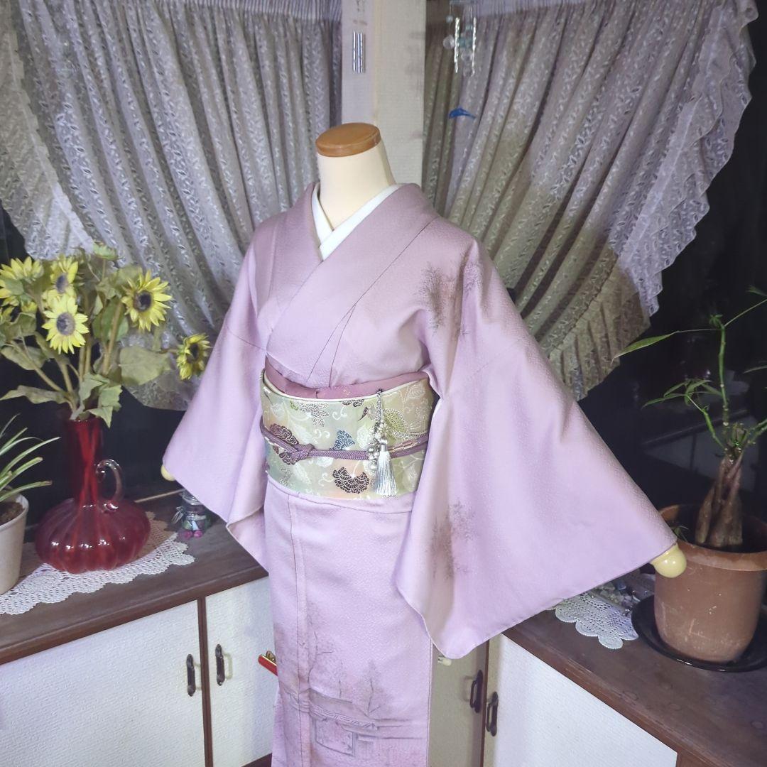 青みピンクの地に薄墨の里山風景模様が神秘的な正絹訪問着です