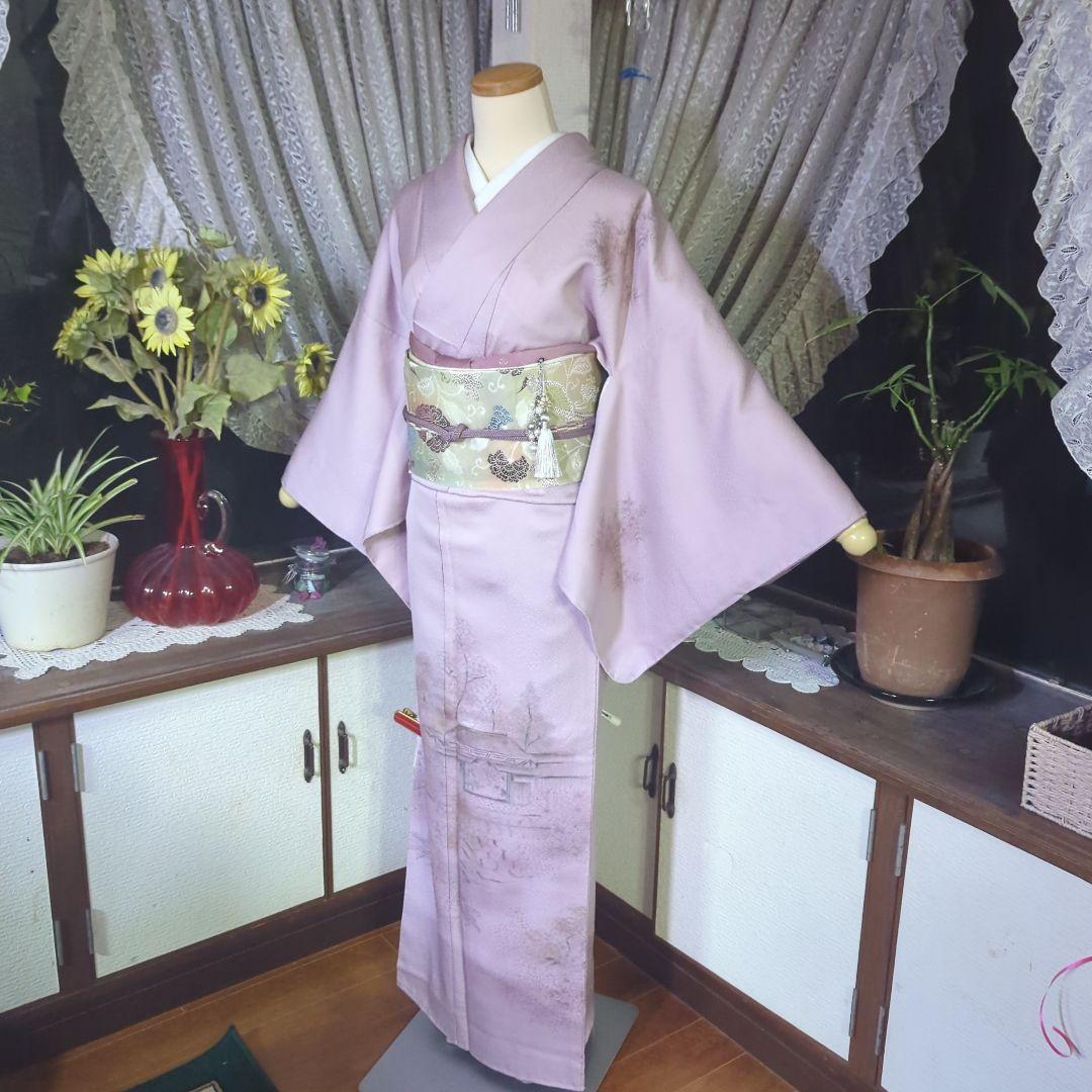 青みピンクの地に薄墨の里山風景模様が神秘的な正絹訪問着です