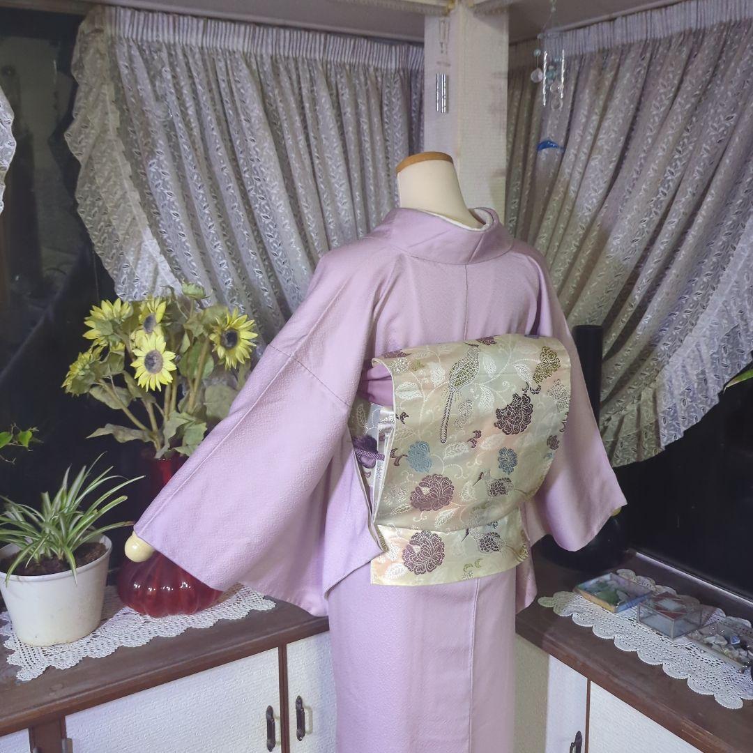 青みピンクの地に薄墨の里山風景模様が神秘的な正絹訪問着です