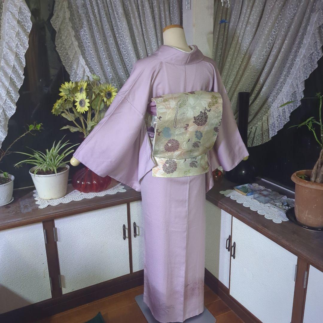 青みピンクの地に薄墨の里山風景模様が神秘的な正絹訪問着です