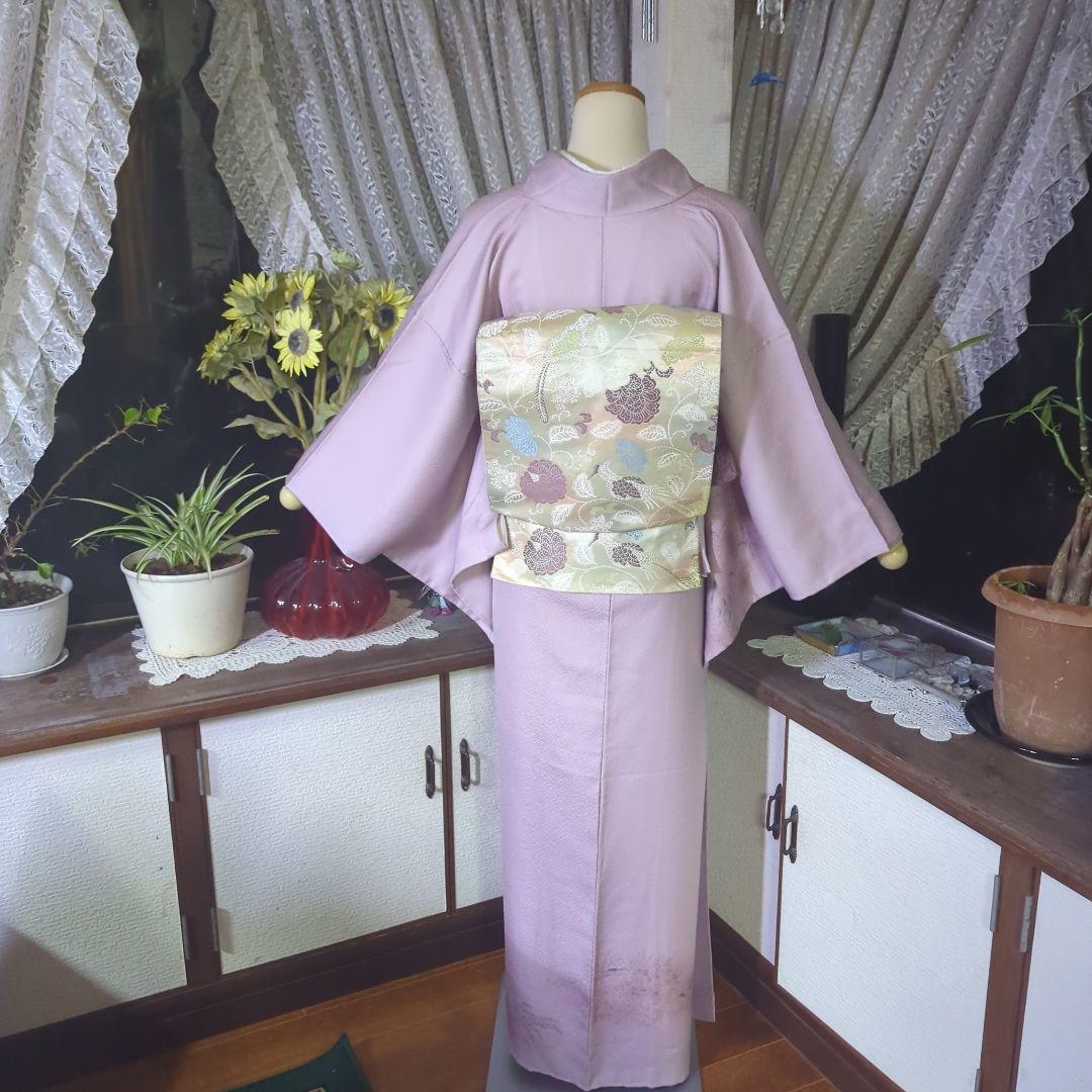 青みピンクの地に薄墨の里山風景模様が神秘的な正絹訪問着です