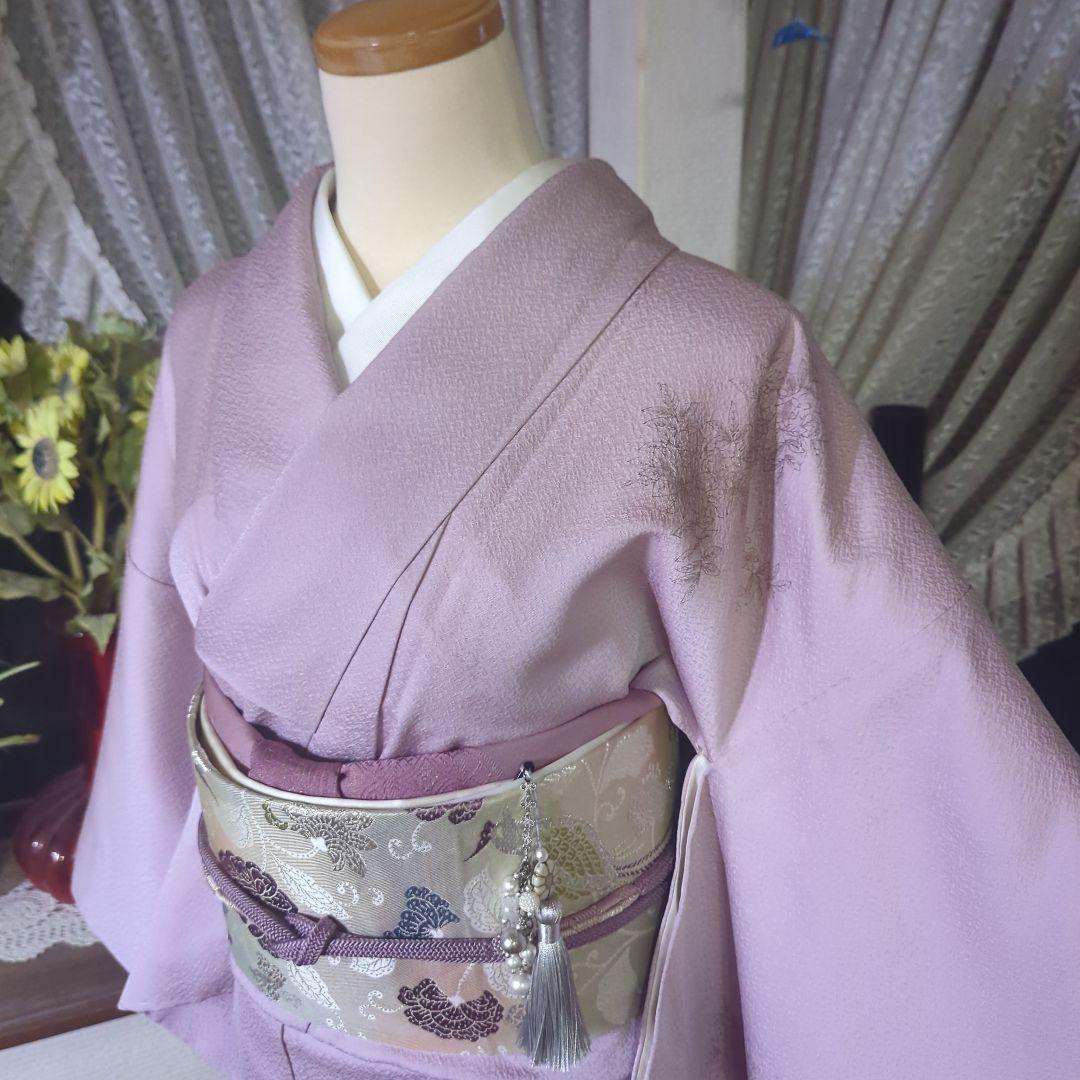 青みピンクの地に薄墨の里山風景模様が神秘的な正絹訪問着です