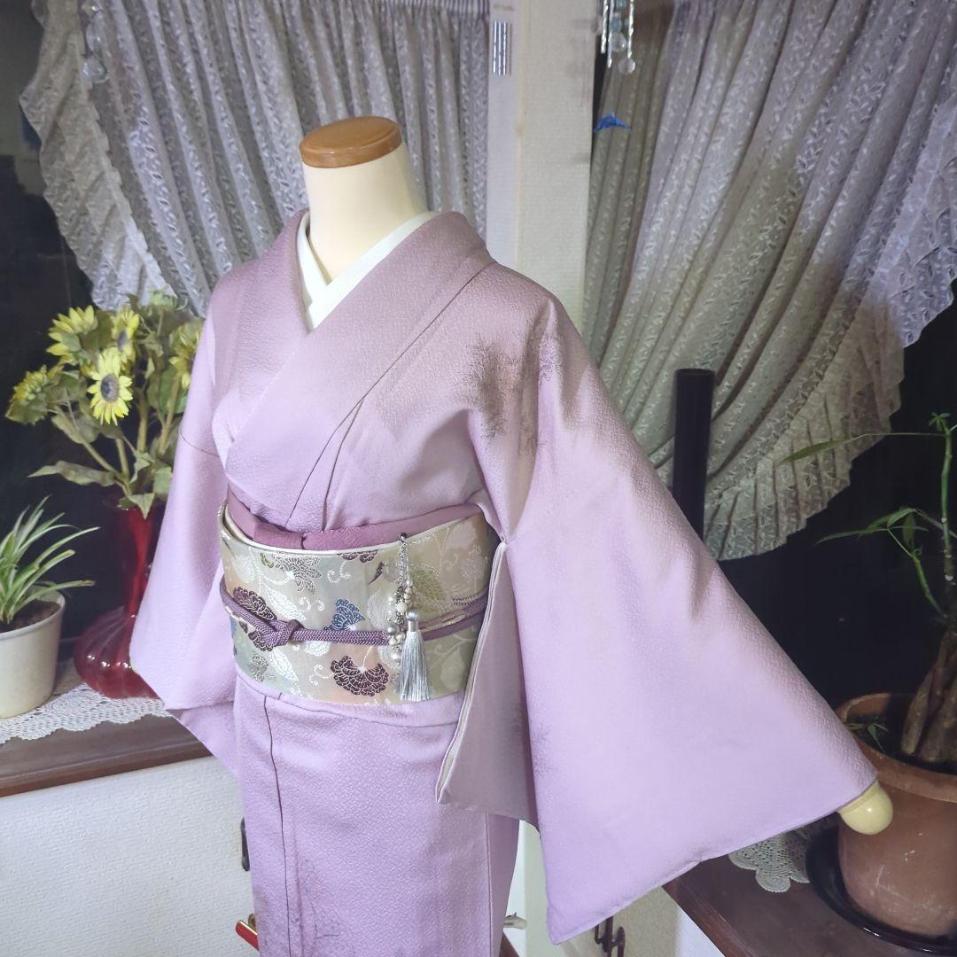 青みピンクの地に薄墨の里山風景模様が神秘的な正絹訪問着です