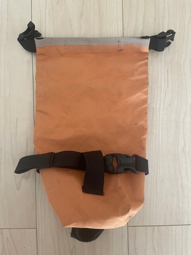 アクセサリー Outer shell roll top saddle bag marigold