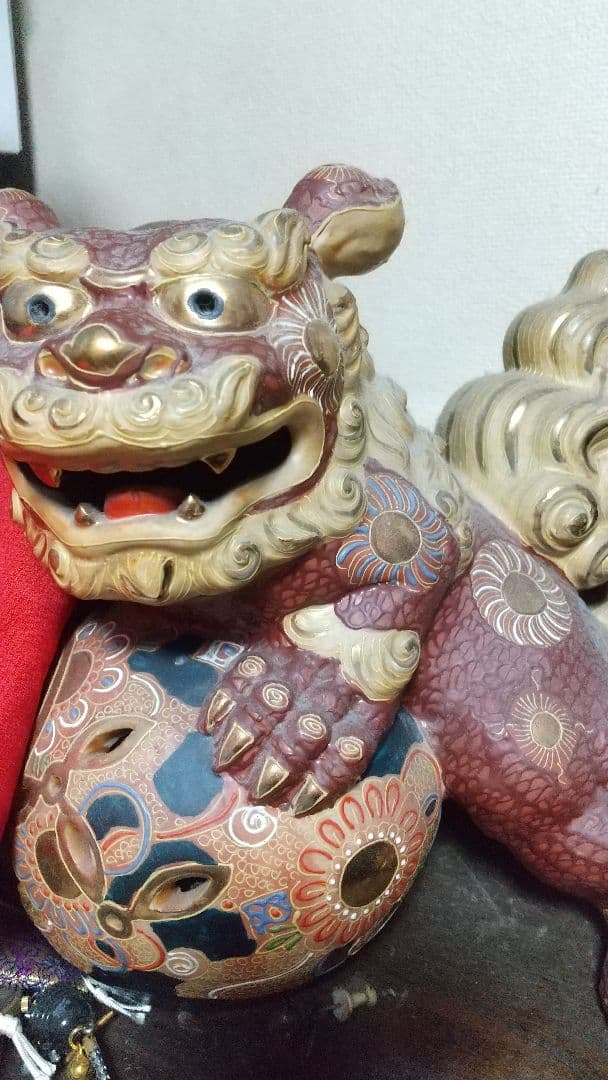 木製獅子の彫刻 赤と金 約30cm