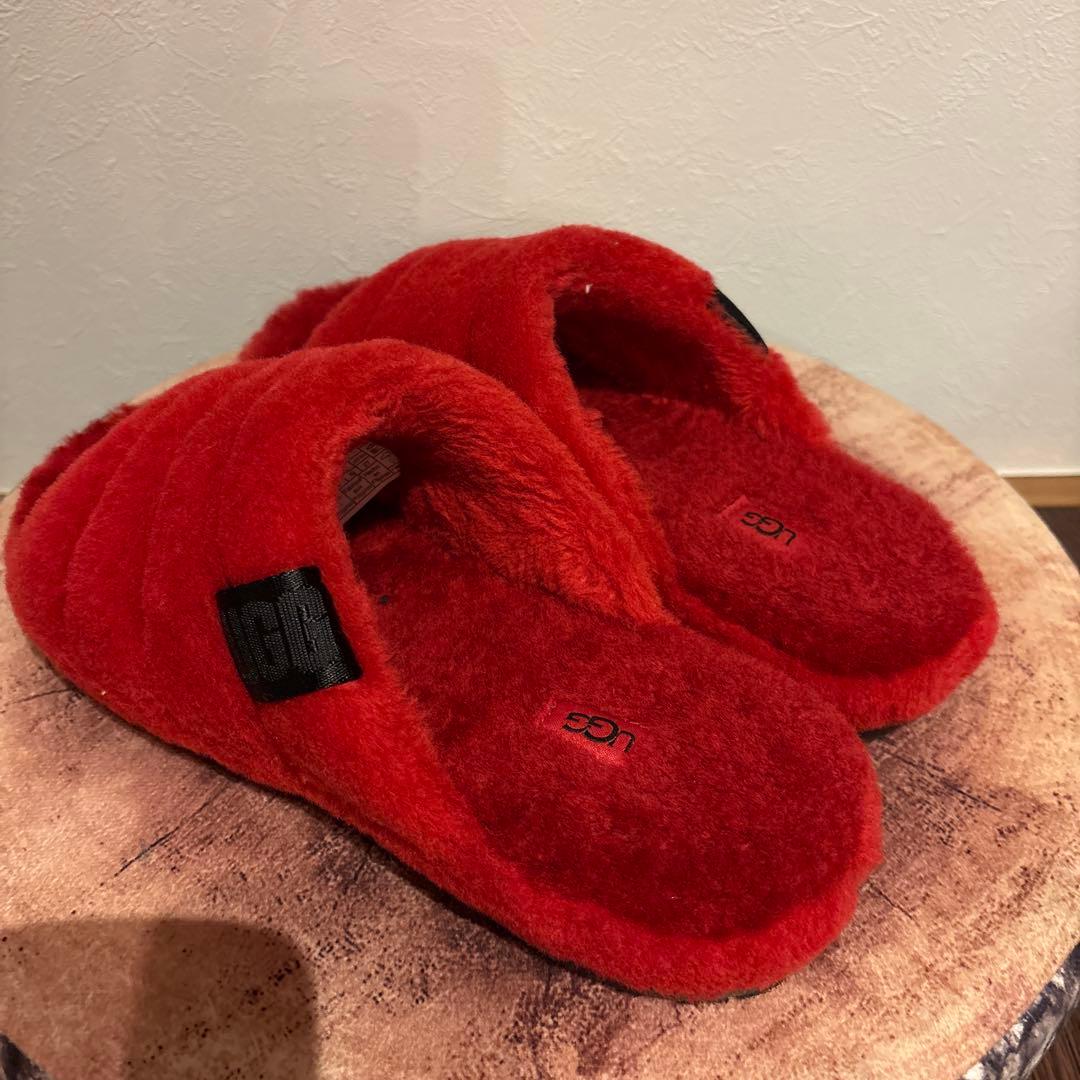 UGG レッド フリース スリッパ
