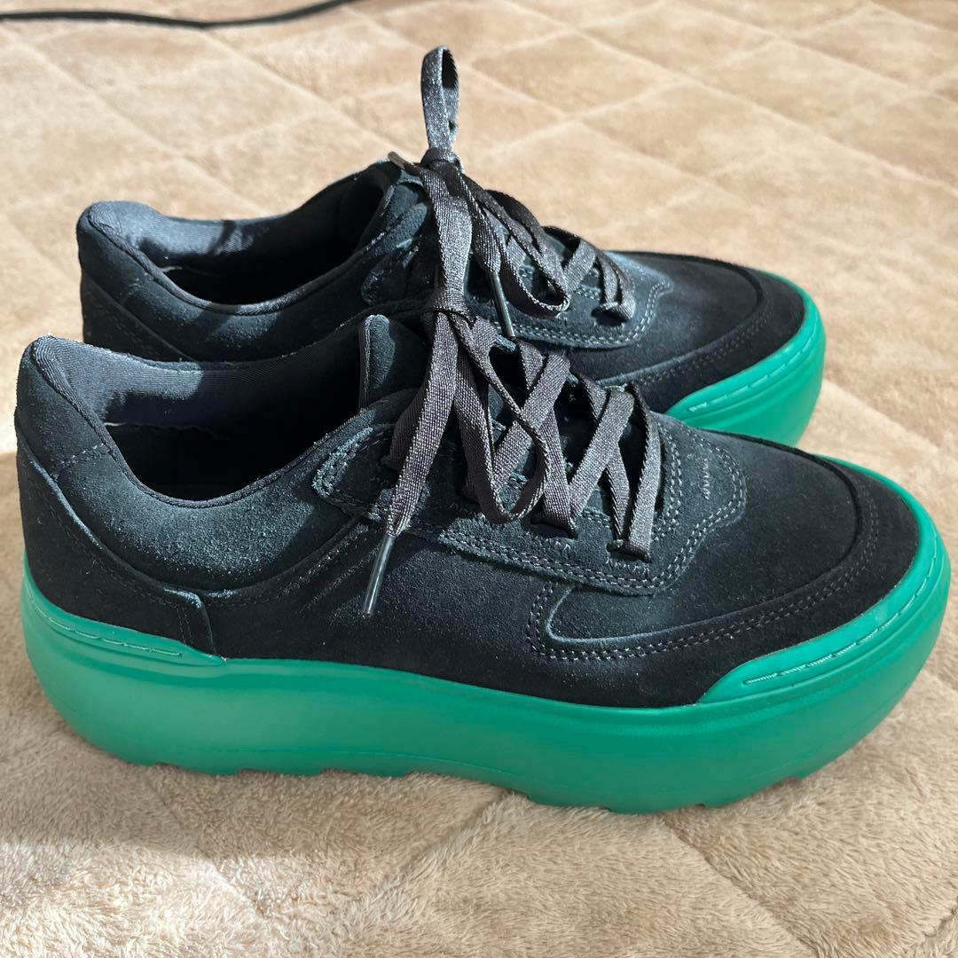 新品 アグ UGG 厚底スニーカー 黒×緑 25センチ