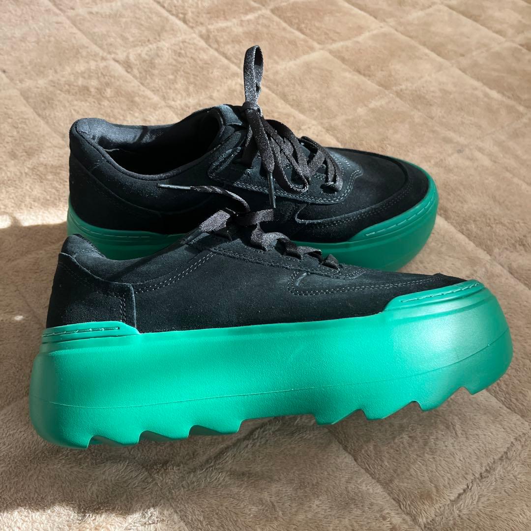 新品 アグ UGG 厚底スニーカー 黒×緑 25センチ