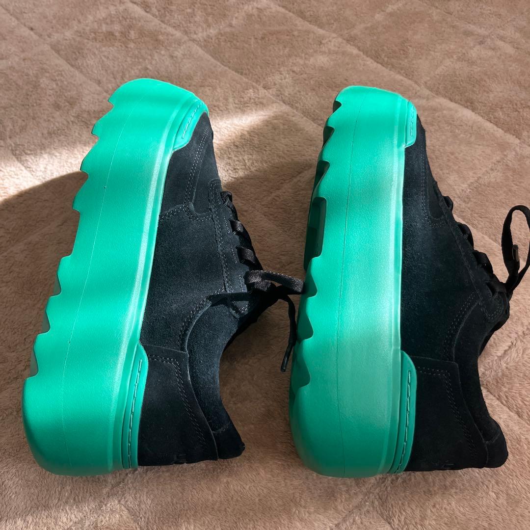 新品 アグ UGG 厚底スニーカー 黒×緑 25センチ