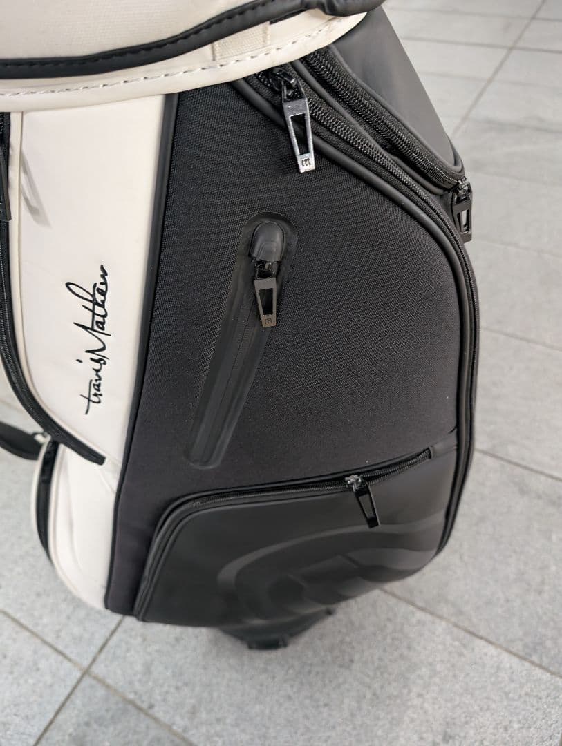 トラヴィスマシュー　キャディバッグ 白黒