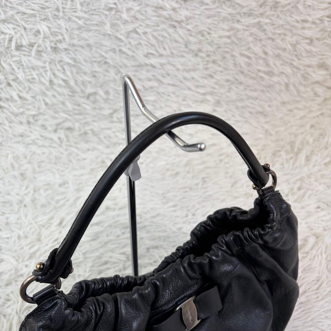 美品✨フェラガモ ワンショルダーバッグ ヴァラリボン レザー ブラック ホーボー