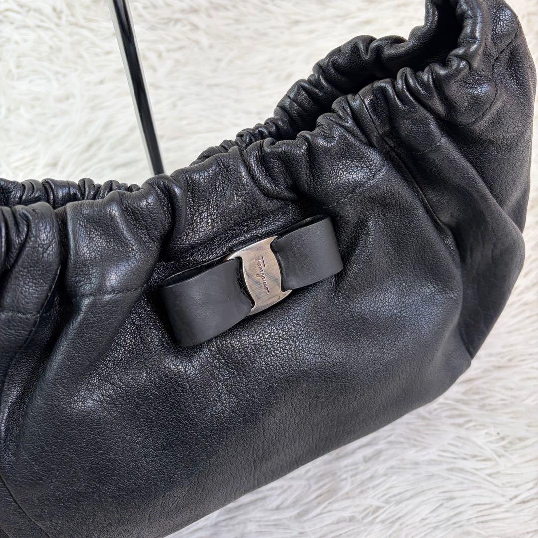 美品✨フェラガモ ワンショルダーバッグ ヴァラリボン レザー ブラック ホーボー