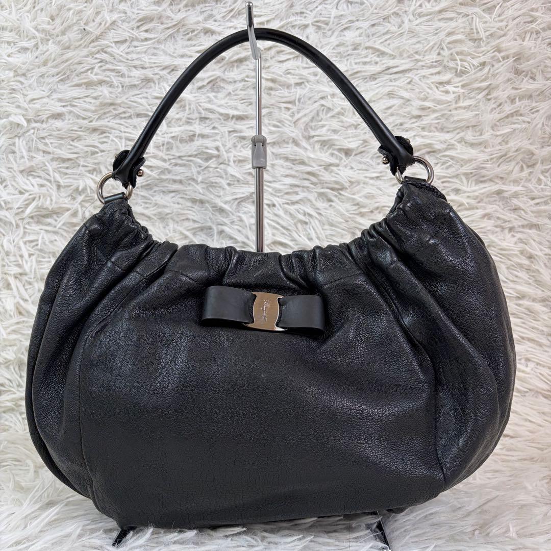美品✨フェラガモ ワンショルダーバッグ ヴァラリボン レザー ブラック ホーボー