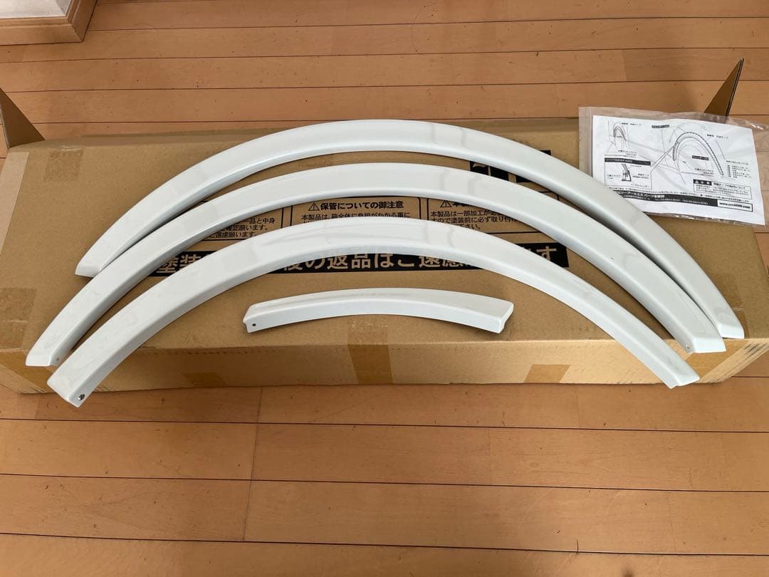 ハイエース200系　ESSEX リーガルフェンダー　ホワイトパール　未装着品