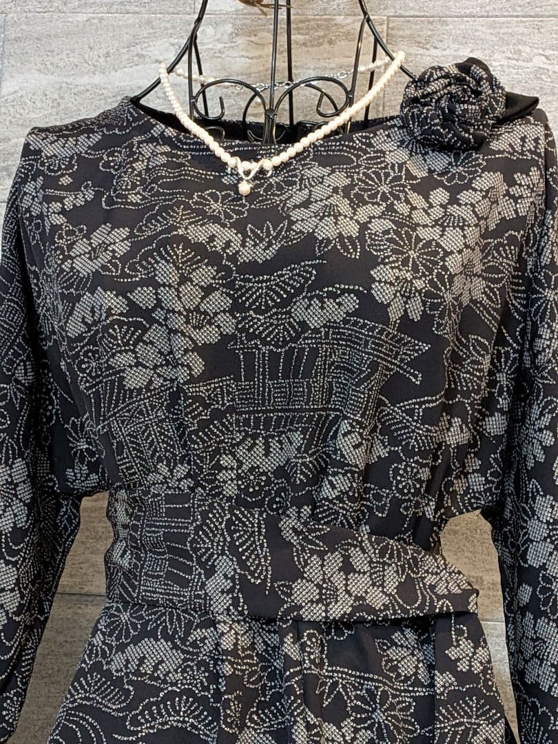 A262着物リメイク黒地正絹小紋Aラインワンピース★リボン・ブローチ