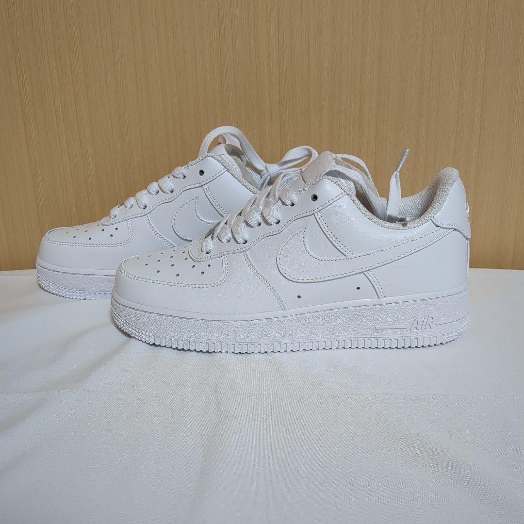 ★新品★NIKE AIR レディース ナイキスニーカー ホワイト 23cm箱付き