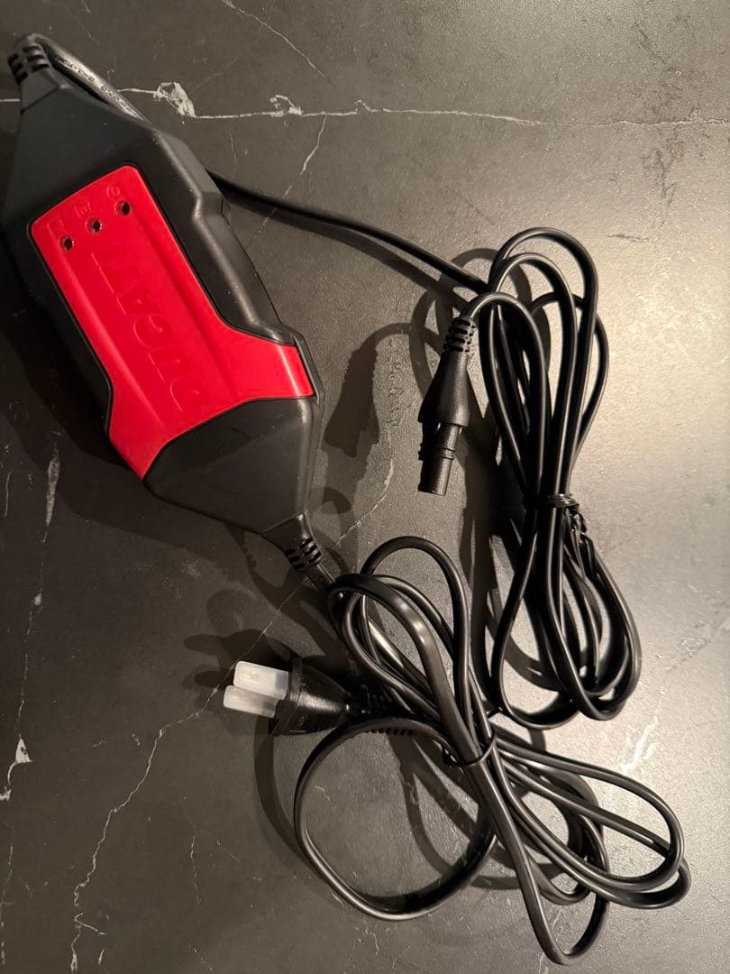 DUCATI 純正バッテリーチャージャー 12V出力、付属品と箱あり