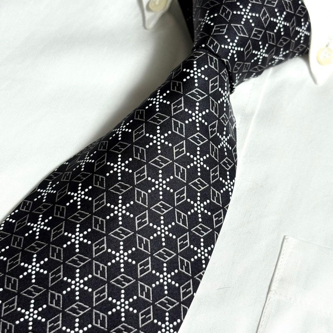 FENDI ネクタイ ブラック ズッカ ロゴ 幾何学模様