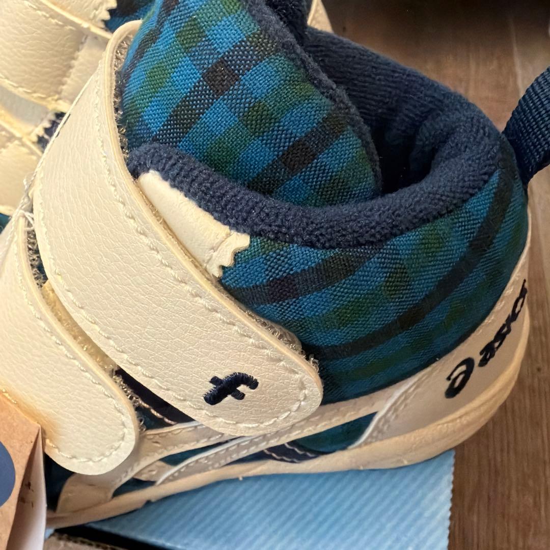 ベビースニーカー〈アシックス × familiar〉 15cm 青 ファミリア