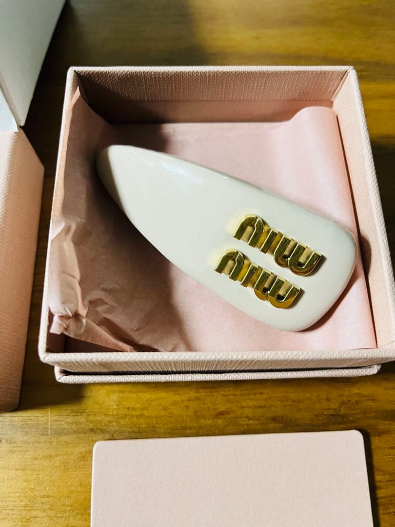 新品　miumiu バレッタ　ヘアクリップ　PRADA 未使用　ミュウミュウ