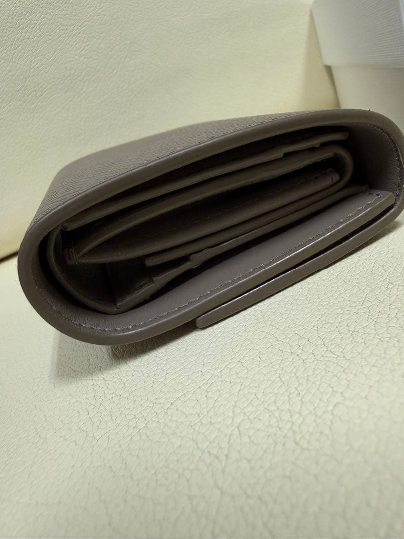 CELINE セリーヌ スモール トリフォールド ウォレット　ペブル