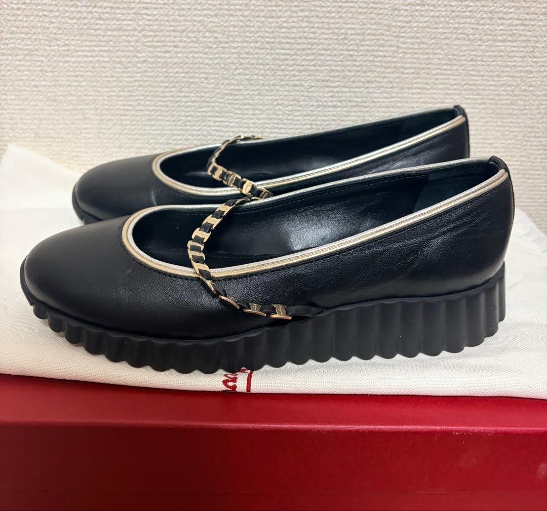 フェラガモ スニーカー　パンプス 61/2C チェーン　ストラップ