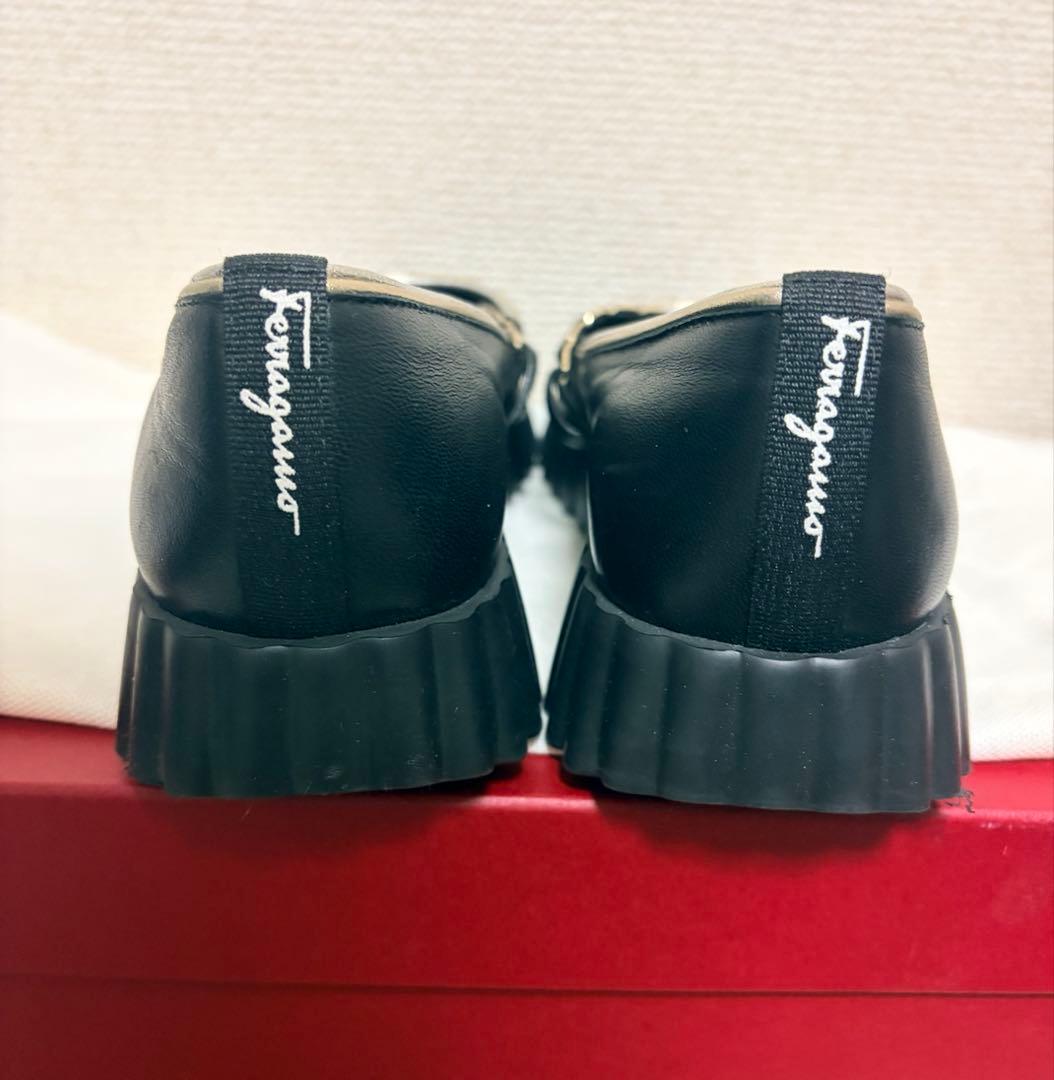 フェラガモ スニーカー　パンプス 61/2C チェーン　ストラップ