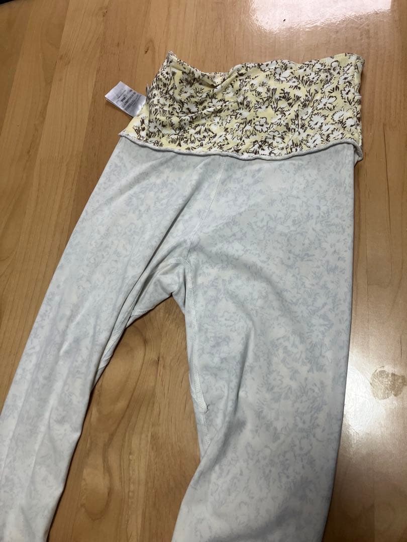 emmi yoga フラワー　イエロー　上下　セットアップ