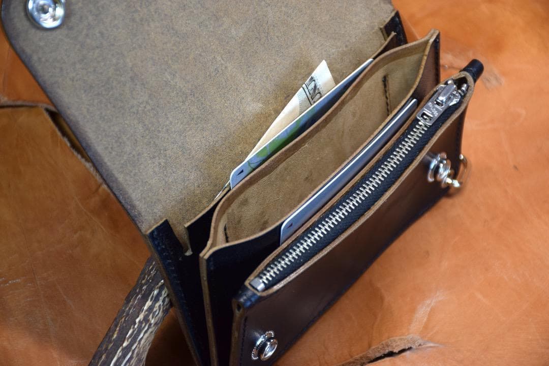 【MARYAM社 ホースバット】　トラッカーウォレット　ミドルサイズ　黒　茶芯