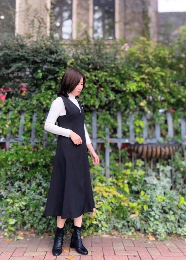 【strawberry fields 】新品　Vネック　パール釦　ワンピース