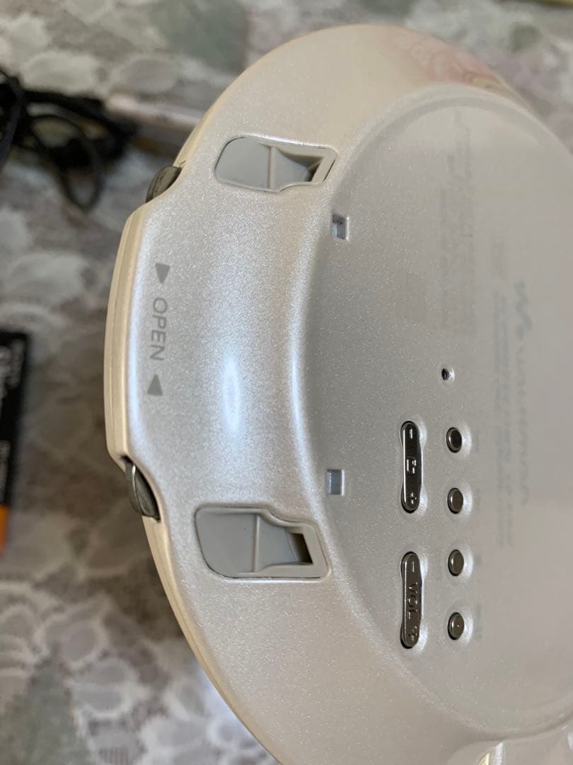 SONY CD WALKMAN D-NE20 ホワイト（動作未確認）