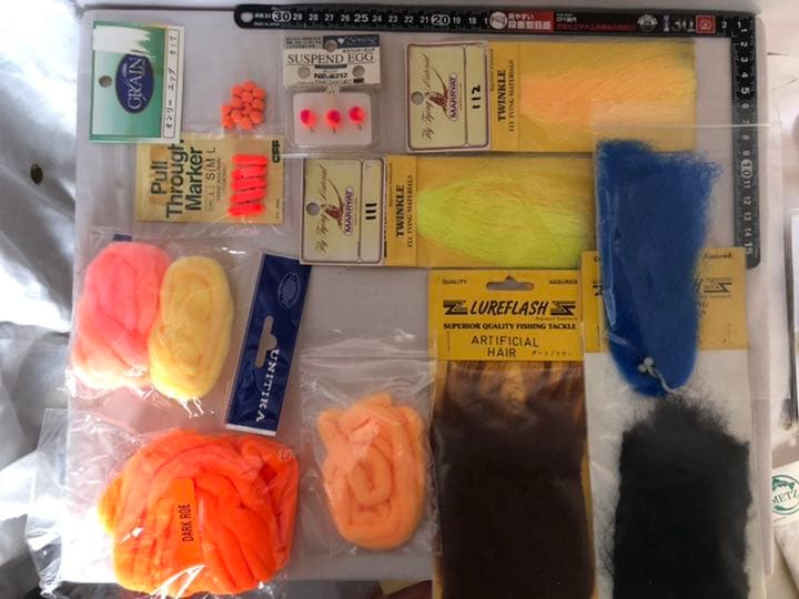 『匿名配送』フライフィッシングマテリアル大量ツール(ケース付)