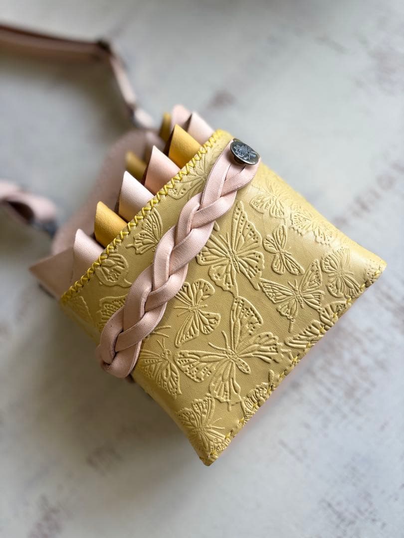 kazpoo ヌメ革ナチュラル、蝶型押しペールイエローの大容量シザーケース