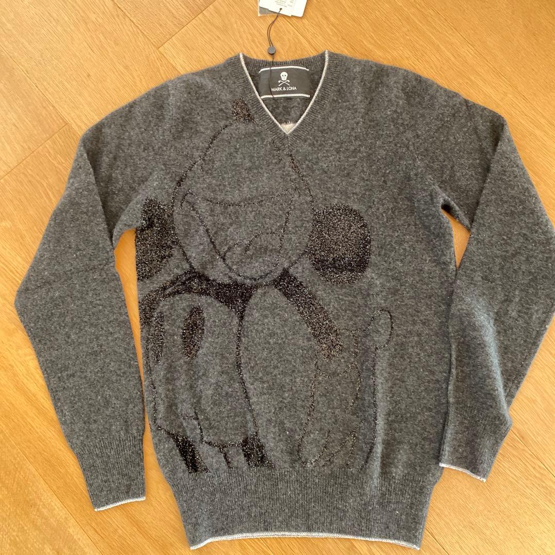 MARK & LONA グレー Vネックセーター　ディズニー