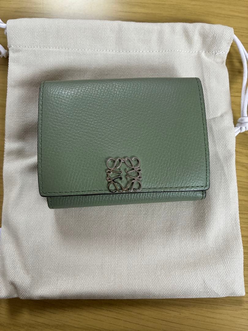 ロエベ アナグラム トライフォールド ウォレット ローズマリー