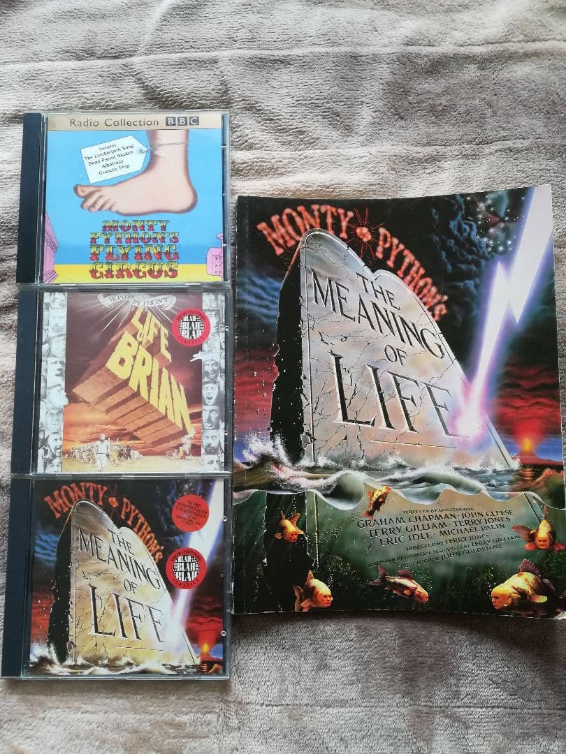 イギリス モンティーパイソンのCD 脚本付き写真集　monty python