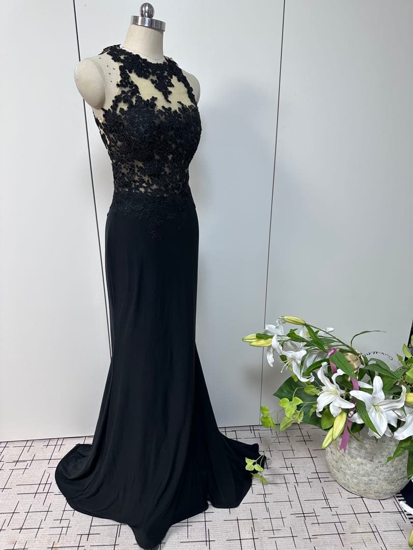 黒のレース装飾フィット＆フレアドレス