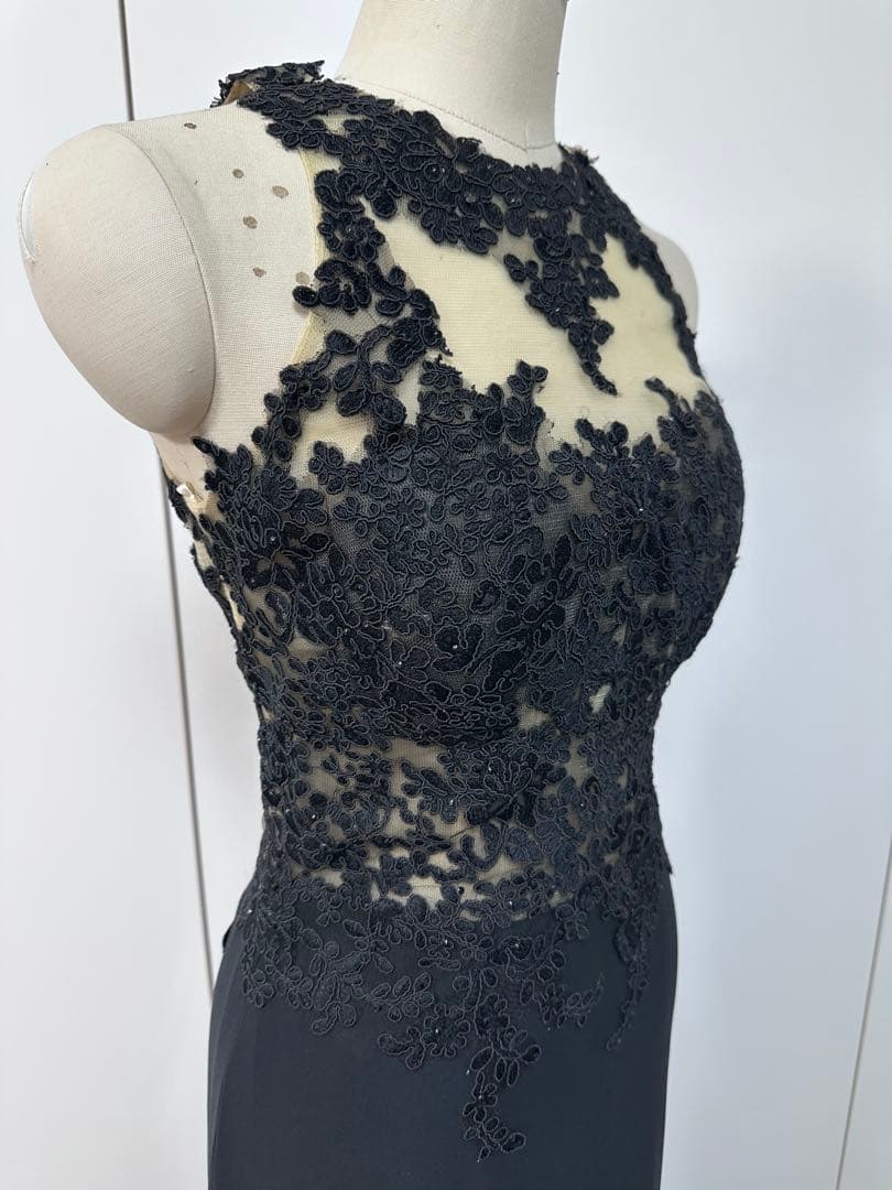 黒のレース装飾フィット＆フレアドレス