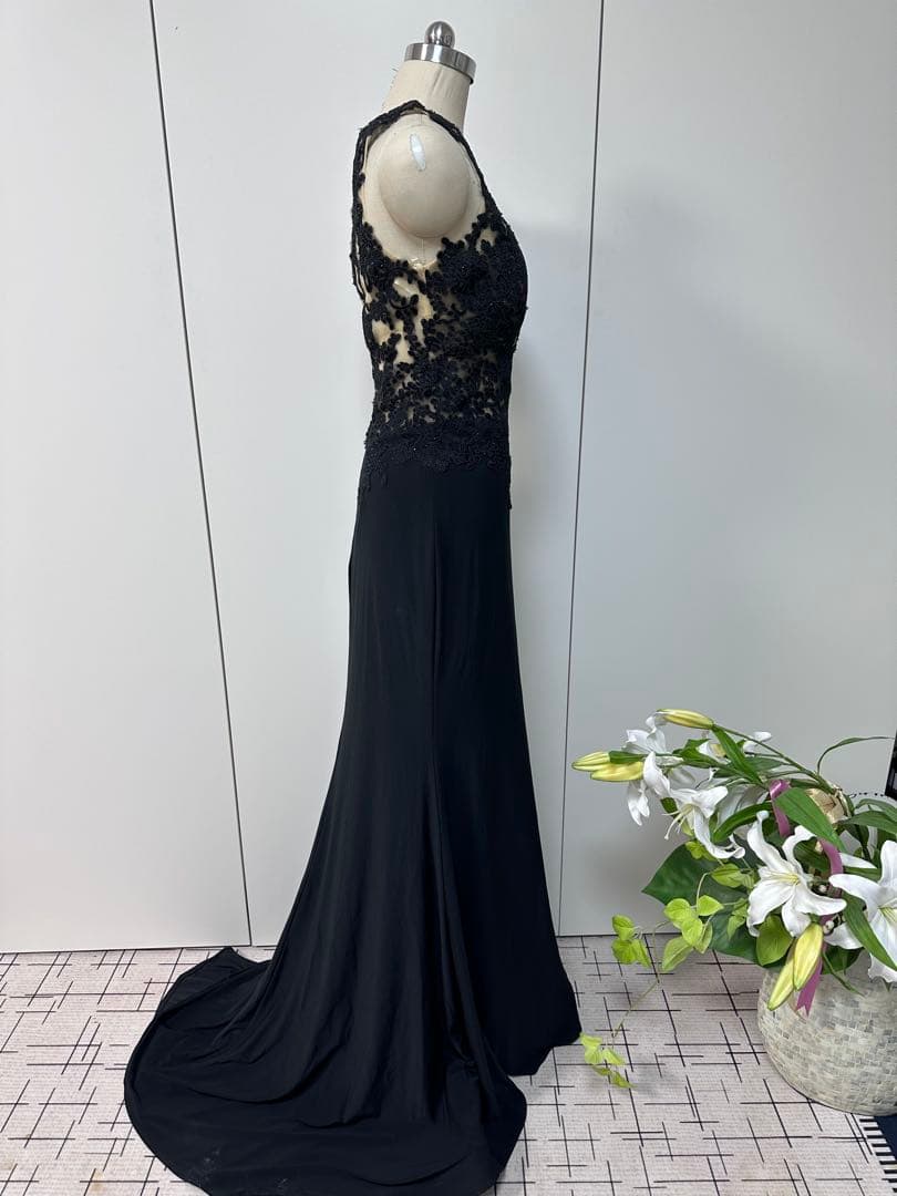 黒のレース装飾フィット＆フレアドレス