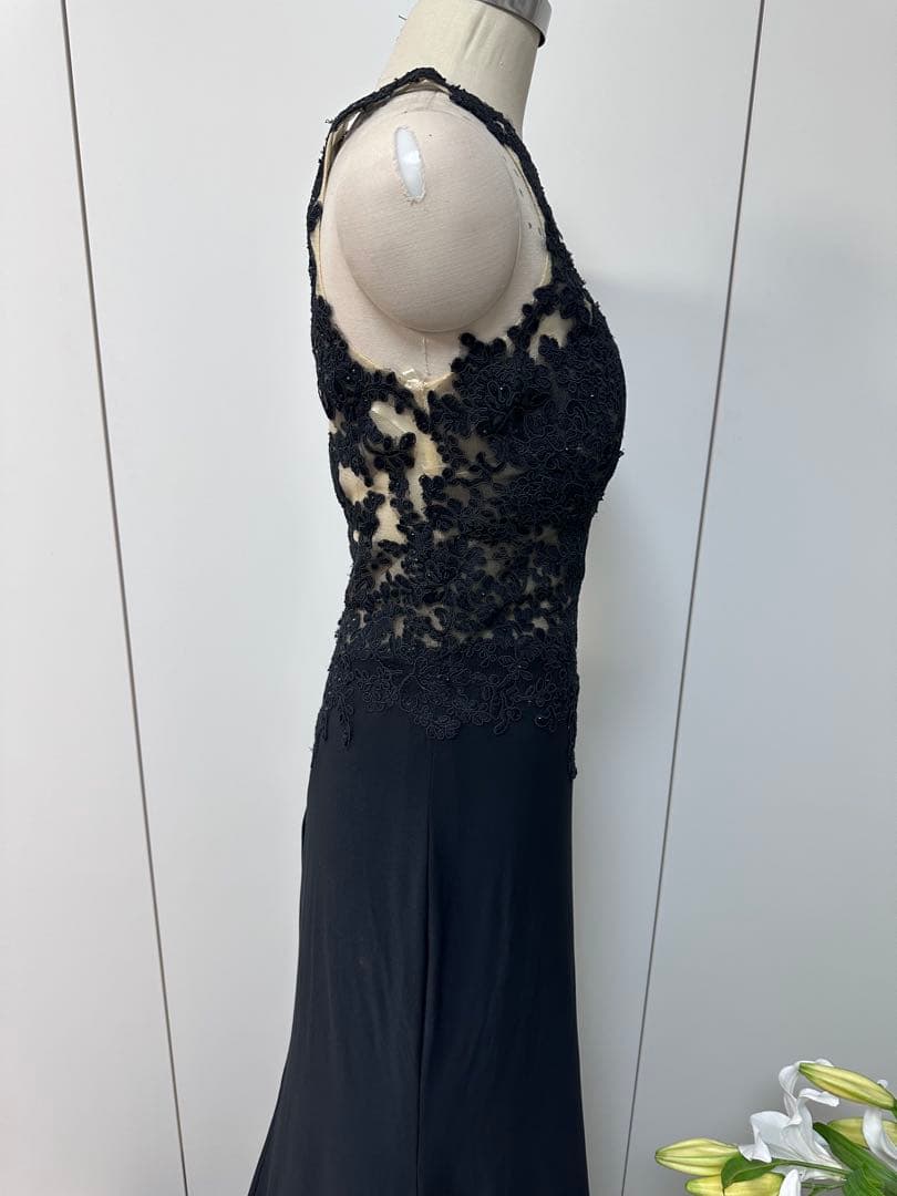 黒のレース装飾フィット＆フレアドレス