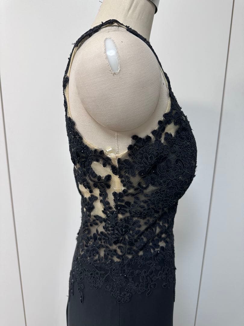 黒のレース装飾フィット＆フレアドレス