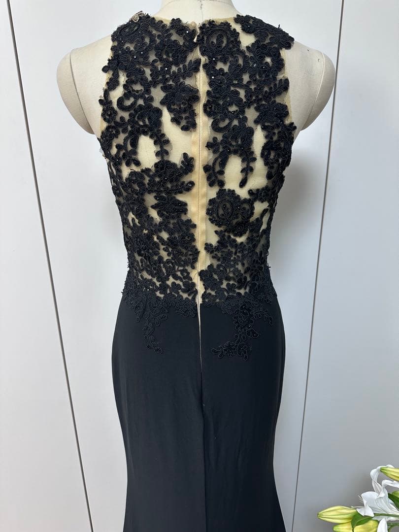黒のレース装飾フィット＆フレアドレス