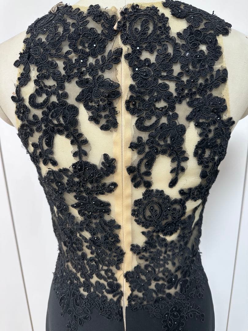 黒のレース装飾フィット＆フレアドレス