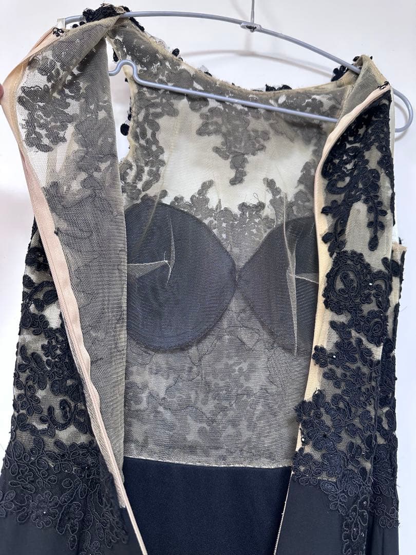 黒のレース装飾フィット＆フレアドレス