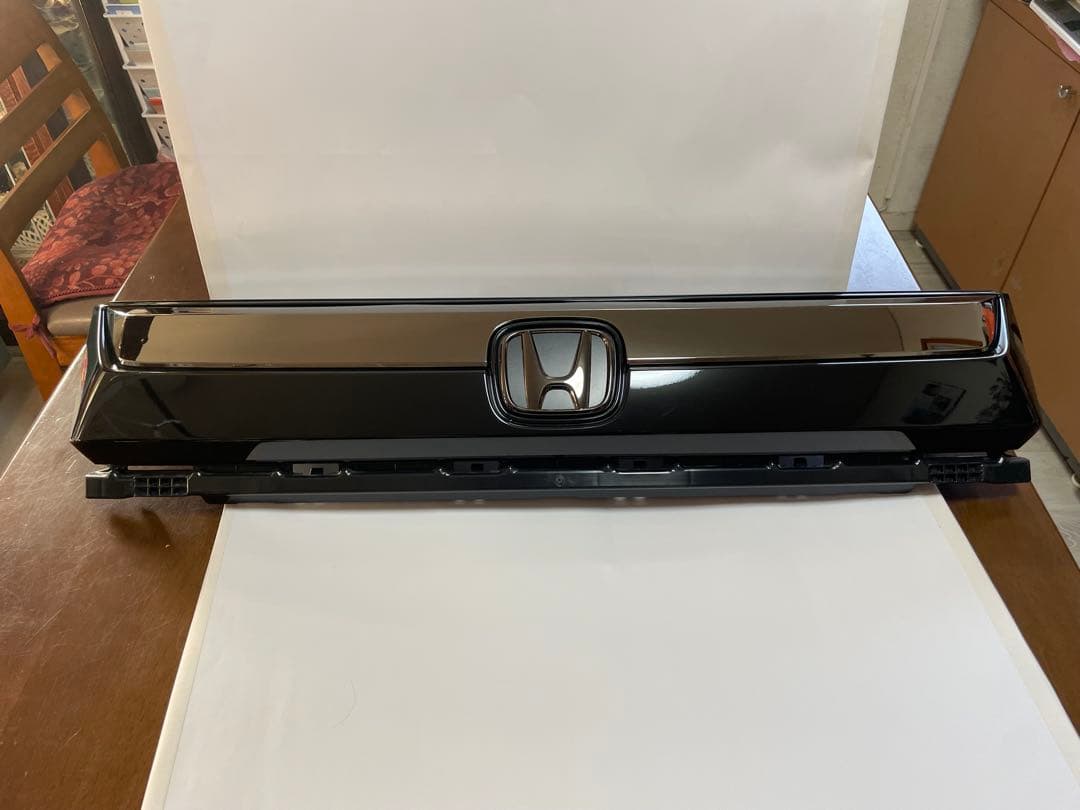 プレル　新型フリードのフロントグリル、ブラックエンブレムの一括販売