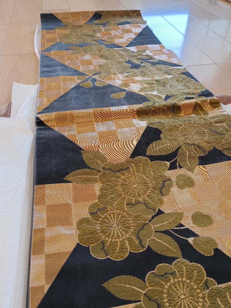 くりもも【美品】朱色の孔雀柄の振袖、長襦袢、帯、帯締セット　クリーニング済